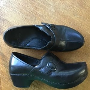 DANSKO BLACK LEATHER CLOSED TOE CLOGS. 38.